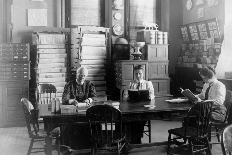 Fra venste: Dr. Agnes Mathilde Wergeland (med briller), Dr. Grace Hebard, tredjeperson er ukjent. Bildet er tatt i biblioteket på Universitetet i Wyoming. Grace Raymond Hebard Papers, American Heritage Center, University of Wyoming.Grace Raymond Hebard Papers, American Heritage Center, University of Wyoming. Foto: American Heritage Center, University of Wyoming. 