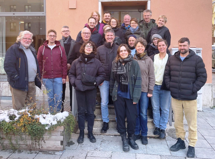 The participants of QueerSearch's annual meeting at the entrance of LeZ