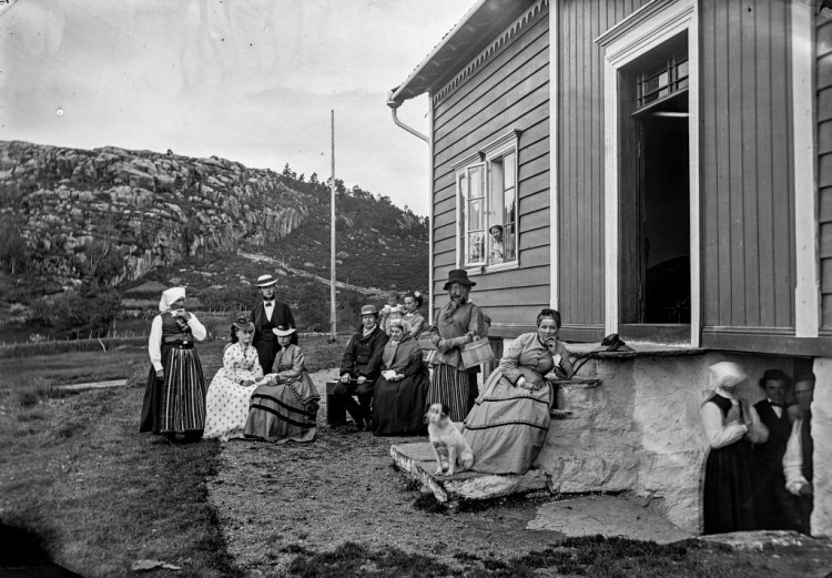 Et foto fra tidlig 1870-tall hvor ihvertfall én av de avfotograferte ser ut til å gå kledd i en klesdrakt som ikke samsvarer med vedkommendes kjønn. Foto: Knud Knudsen, UBB-KK-NBX.0455. Billedsamlingen, UiB. 