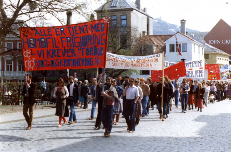 1. mai-tog i Bergen i 1980. Fra fotoarkivet til HBB. Fotograf ukjent. SKA/A-0009 LLH Bergen og Hordaland, Skeivt arkiv. // Skeivt arkiv har forsøkt å kartlegge fotografen, men dette har ikke latt seg gjøre. Kontakt oss gjerne på skeivtarkiv@uib.no dersom du har informasjon.