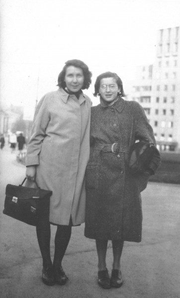 Gunvor Hofmo og Ruth Maier (t.h.) på Drammensveien i Oslo. Det var Gunvors far Erling T. Hofmo som tok dette bildet i april 1942. (Foto: HL-senteret.) 