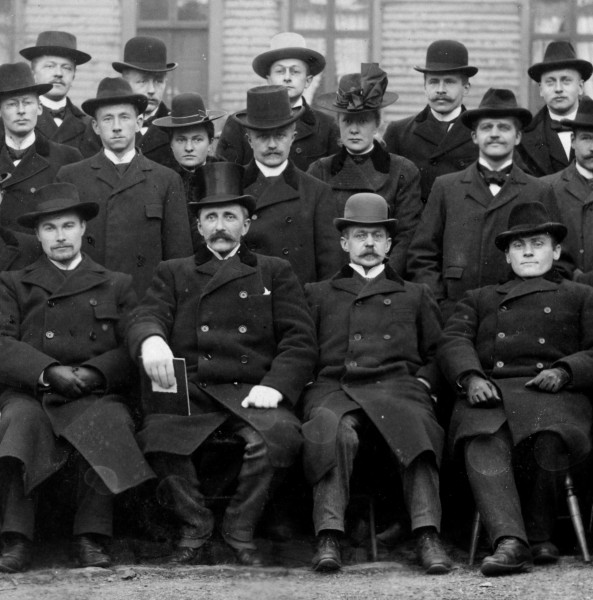 Louise Isachsen (t.v.) og Kristine Munch sammen med medstudenter i avgangskullet 1900. Foto: Norsk teknisk museum/Medisinsk museum