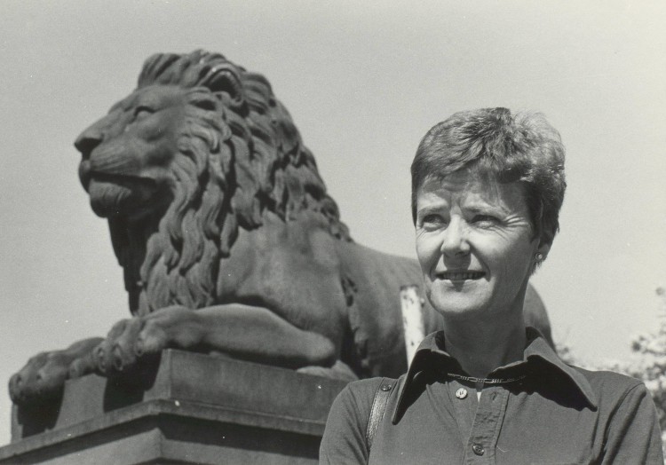 Kim Friele foran Stortinget i 1975 i forbindelse med utgivelsen av boken Fra undertrykkelse til opprør. Foto: Ivar Aaserud, VG/Kim Frieles arkiv