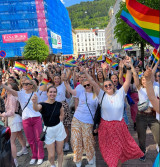 Dansende studenter gjennom gatene i Bergen.