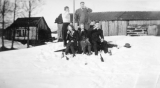 Sigurd Skadberg stående bak, i godt lag med venner. Foto: Dalane Folkemuseum.