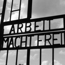 På porten til konsentrasjonsleiren Sachsenhausen står det skrevet Arbeid macht frei. Kilde: Wikimedia commons (CC-BY-SA, lastet opp av bruker Muu-karhu).