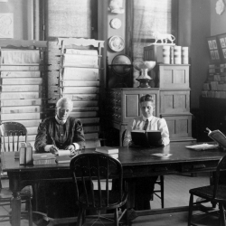 Fra venste: Dr. Agnes Mathilde Wergeland (med briller), Dr. Grace Hebard, tredjeperson er ukjent. Bildet er tatt i biblioteket på Universitetet i Wyoming. Grace Raymond Hebard Papers, American Heritage Center, University of Wyoming.Grace Raymond Hebard Papers, American Heritage Center, University of Wyoming. Foto: American Heritage Center, University of Wyoming. 