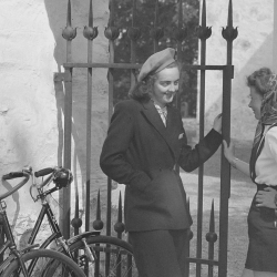 To damer ved inngangen til Haslund kirke, 1943. Foto: Anders Beer Wilse