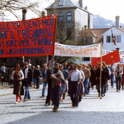 1. mai-tog i Bergen i 1980. Fra fotoarkivet til HBB. Fotograf ukjent. SKA/A-0009 LLH Bergen og Hordaland, Skeivt arkiv. // Skeivt arkiv har forsøkt å kartlegge fotografen, men dette har ikke latt seg gjøre. Kontakt oss gjerne på skeivtarkiv@uib.no dersom du har informasjon.