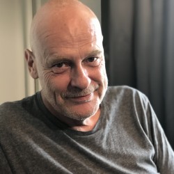 Jostein Pedersen er en kjent radiostemme. Under aids-epidemien engasjerte han seg i Virusgruppen.