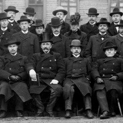 Louise Isachsen (t.v.) og Kristine Munch sammen med medstudenter i avgangskullet 1900. Foto: Norsk teknisk museum/Medisinsk museum