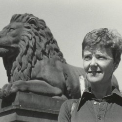 Kim Friele foran Stortinget i 1975 i forbindelse med utgivelsen av boken Fra undertrykkelse til opprør. Foto: Ivar Aaserud, VG/Kim Frieles arkiv