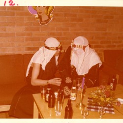 To kostymekledde festdeltakere på karneval i regi av Homofil Bevegelse i Bergen. Fra HBBs fotoarkiv.